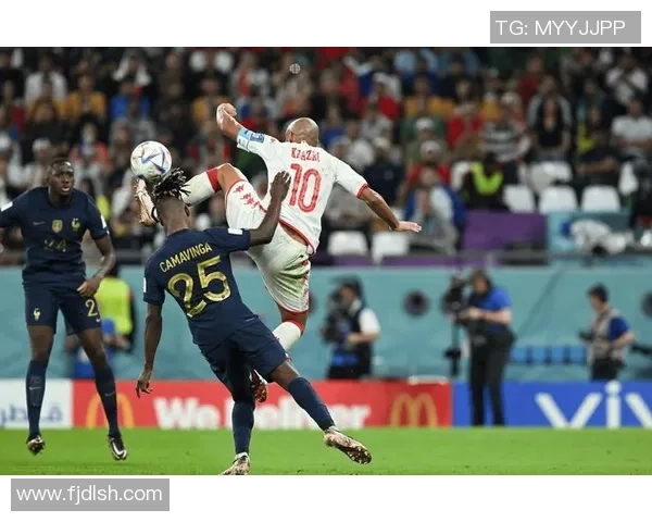 足球眼神的魅力解析与球场情感的深度交融探讨